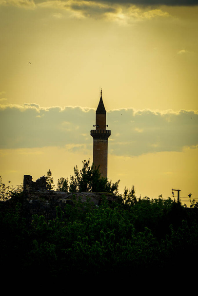 8 mei 2022 Diyarbakir Turkije. Minaret moskee met achtergrondverlichting in Diyarbakir - Foto, afbeelding
