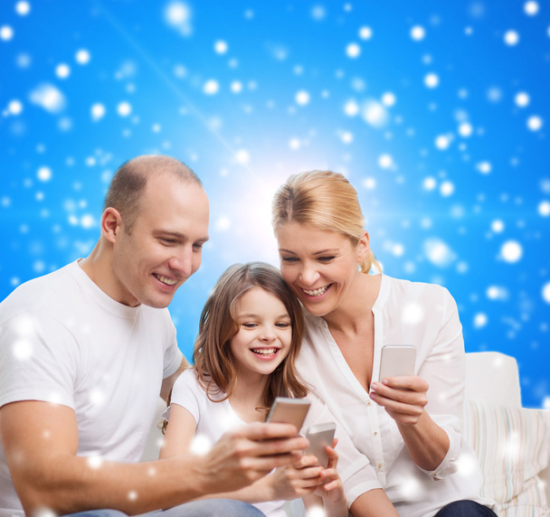 happy family with smartphones - Φωτογραφία, εικόνα