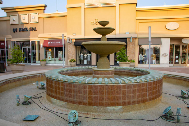 Augusta, Ga USA - 07 25 21: Fontana d'acqua esterna al dettaglio Augusta Mall e luci senza acqua - Foto, immagini