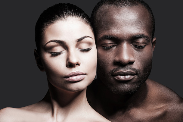 Shirtless African man and Caucasian woman - Φωτογραφία, εικόνα