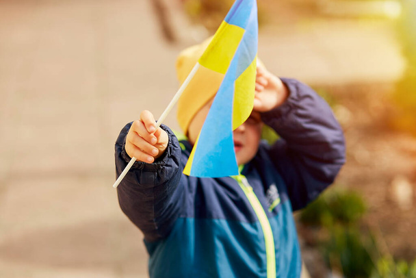 Menino patriótico tem bandeira ucraniana. Fique com a Ucrânia. Apoiar a Ucrânia. Pare com o conceito de agressão russa. Parem a guerra na Ucrânia. Rezai pela Ucrânia - Foto, Imagem