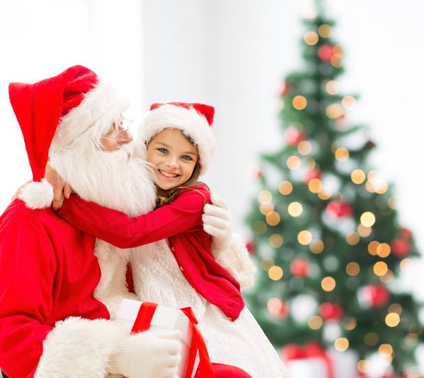 smiling little girl with santa claus - Foto, Imagen