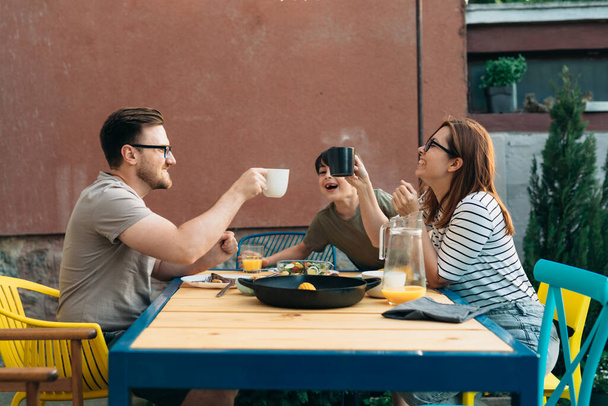 happy caucasian family lunch together in backyard - Zdjęcie, obraz