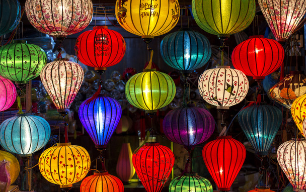 Linternas en la tienda de la ciudad vieja en Hoi An, Vietnam
. - Foto, imagen
