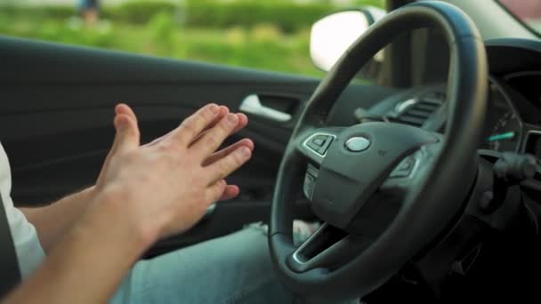 Mies ajaa innovatiivisella automatisoidulla autolla käyttäen autopilottia pysäköintiin parkkipaikalla - Materiaali, video