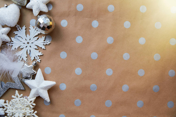 Joulun minimalistinen tausta - klassinen peruskuvio, kopiotila. Trendikäs koristeet: disko pallot ja pörröinen joulukuusi leluja. Hyvää joulua tunnelma ja kodin kodikkuus käsite - Valokuva, kuva