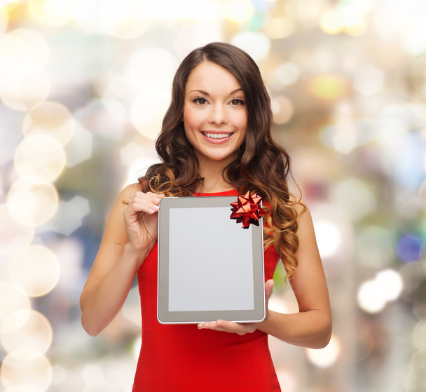 smiling woman with tablet pc - Foto, afbeelding