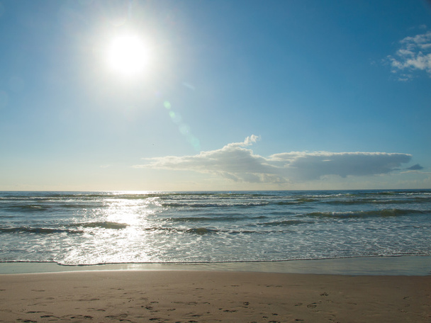 Oceanu fale zerwania na plaży jak słońce jest chodzenie w dół - Zdjęcie, obraz
