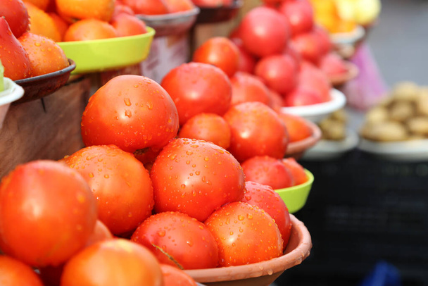 Tomaten die op de lokale boerenmarkt worden verkocht, eco groenten, sappige producten. Biologische producten kopen. Gezonde kruidenier. Hoge kwaliteit foto - Foto, afbeelding