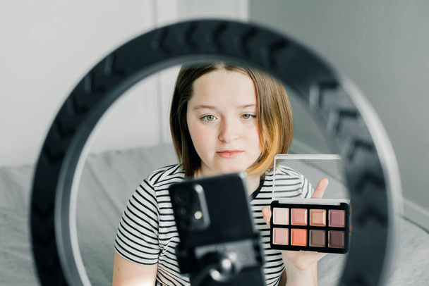 Chica adolescente blogger grabación de vídeo para el blog de belleza. Blogging, videoblog, concepto de maquillaje. - Foto, imagen