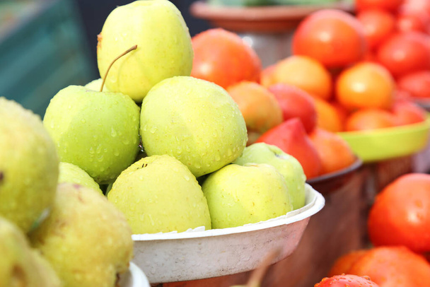 Omenat myyvät paikallisilla maatiloilla, ekohedelmät, mehukkaat tuotteet. Ostokset luomutuotteita. Terveellistä ruokatavaraa. Syksyn markkinat. Laadukas kuva - Valokuva, kuva