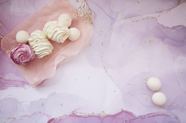 Winterästhetik. Schöne rosa und weiße Eibisch mit Kopierraum. Ansicht von oben. Gemütliche Winterwochenenden. Hausgemachte Süßigkeiten. Hochwertiges Foto - Foto, Bild