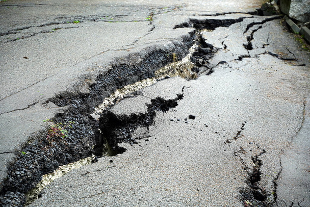 Κλείστε άσφαλτο δρόμο ραγισμένα και σπασμένα από σεισμό - Φωτογραφία, εικόνα