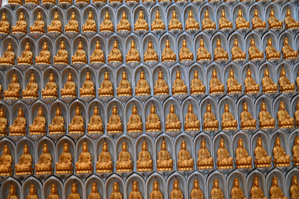 Georgetown, Penang Malaysia - 17 de maio de 2022: The Kek Lok Si Temple. Um templo no topo de uma colina caracterizado por uma decoração colorida e intrincada e muitas estátuas de Buda. - Foto, Imagem