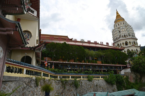 Georgetown, Penang Malajzia - 2022. május 17: A Kek Lok Si templom. Egy dombtetős templom, amit színes, bonyolult dekoráció és sok Buddha szobor jellemez.. - Fotó, kép