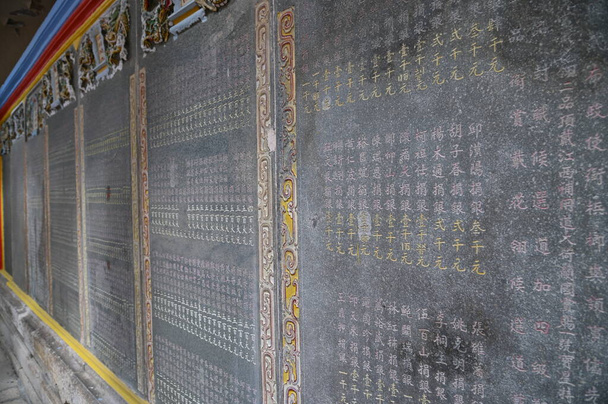 Джорджтаун, Пенанг Малайзия - 17 мая 2022: Храм Кек Лок Си. Храм на вершине холма отличается красочным, замысловатым декором и многими статуями Будды. - Фото, изображение