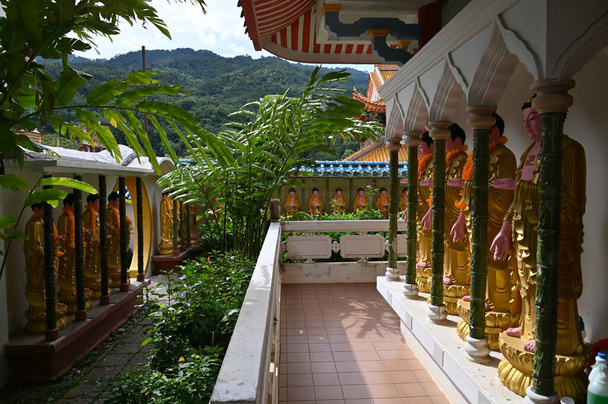 Georgetown, Penang Malezja - 17 maja 2022: Świątynia Kek Lok Si. Świątynia na szczycie wzgórza charakteryzuje się kolorowym, skomplikowanym wystrojem i wieloma posągami Buddy. - Zdjęcie, obraz