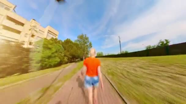 Frau läuft mit überhöhter Geschwindigkeit - Filmmaterial, Video