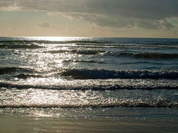 Ωκεάνια κύματα σπάσιμο στην παραλία, όπως ο ήλιος είναι πηγαίνει κάτω - Φωτογραφία, εικόνα