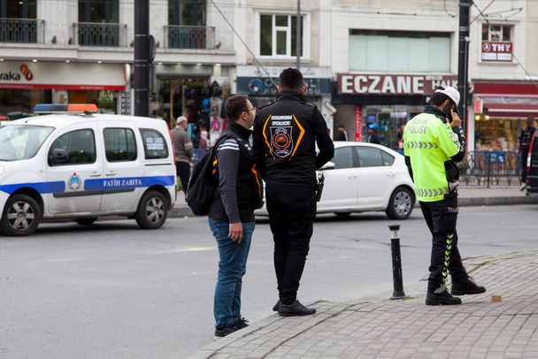 Istanbul, Turkije - 09 mei 2019: Twee Toerisme politieagenten naast een collega van de Verkeerspolitie. - Foto, afbeelding