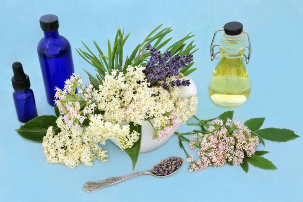 Natürliche pflanzliche Medizin mit Baldrian, Lavendel und Holunderblütenkräutern im Mörser mit ätherischen Ölflaschen. Wird als Beruhigungsmittel gegen Angst, Schlaflosigkeit und Beruhigungsmittel verwendet.  - Foto, Bild
