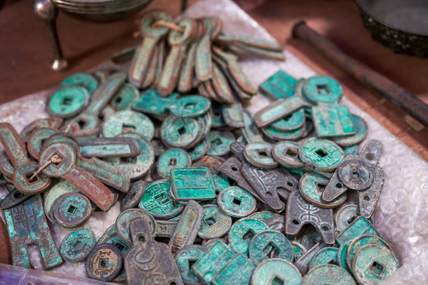 Um close-up de uma pilha de moedas chinesas antigas enferrujadas - Foto, Imagem