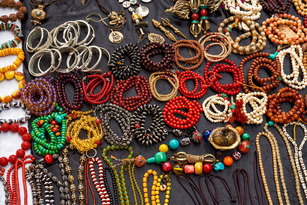 Színes drágakő nyakláncok és medálok eladó a piacon - Fotó, kép