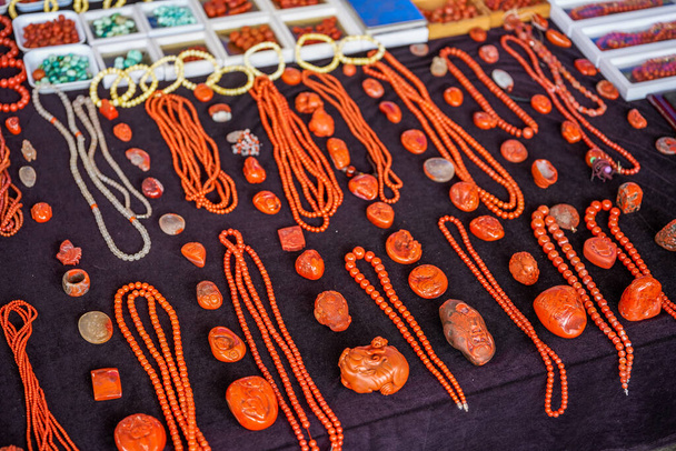 Colares e pingentes de pedra preciosa coloridos para venda no mercado - Foto, Imagem