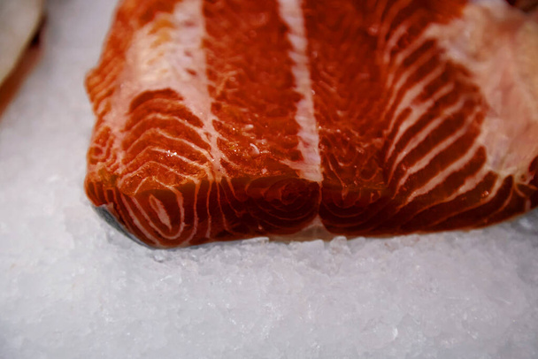 Rudé moře a oceánské ledové ryby na displeji obchodu zblízka. Rybí supermarket. Široká škála ryb. Kvalitní fotografie - Fotografie, Obrázek