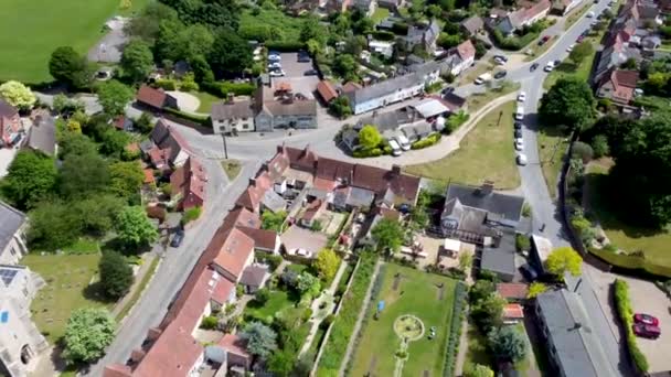Zdjęcia dronów 4k z malowniczej wioski Haughley w Suffolk, Wielka Brytania - Materiał filmowy, wideo