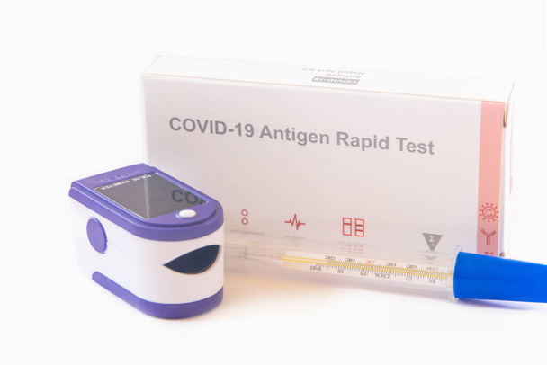 Untersuchungsgeräte für Patienten COVID-19, Isolierte Patienten zu Hause vorbereiten, Oximeter, Thermometer, ATK-Test - Foto, Bild