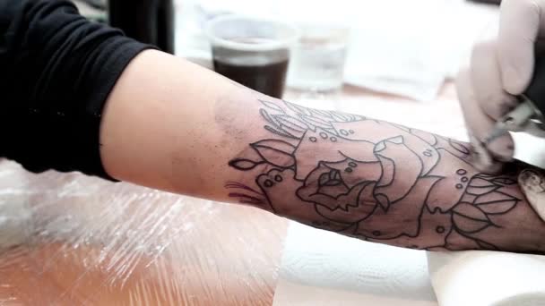 τατουάζ που τίθενται στο μπράτσο - Πλάνα, βίντεο