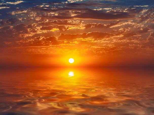 穏やかな水に反映される日没 - 写真・画像