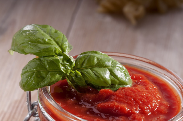 Pot de tomates sauce à la feuille de basilic
 - Photo, image