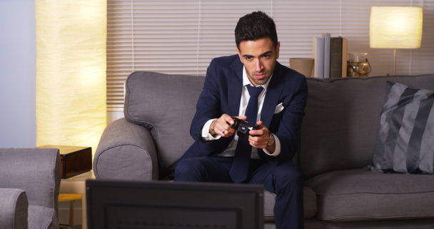 Homme d'affaires mexicain jouant à des jeux vidéo à la maison
 - Photo, image