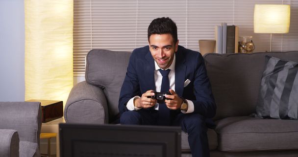 Uomo d'affari messicano giocare ai videogiochi
 - Foto, immagini