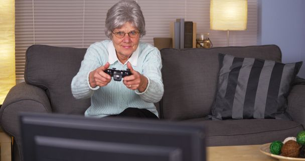 Anciana jugando videojuegos
 - Foto, imagen
