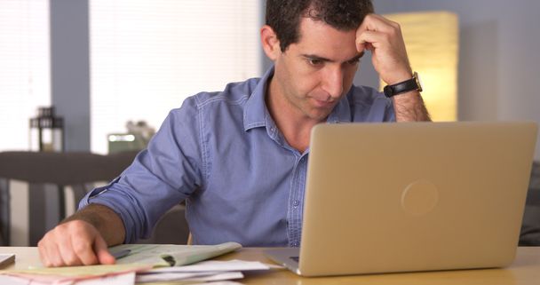 Mann ist frustriert über Rechnungen - Foto, Bild