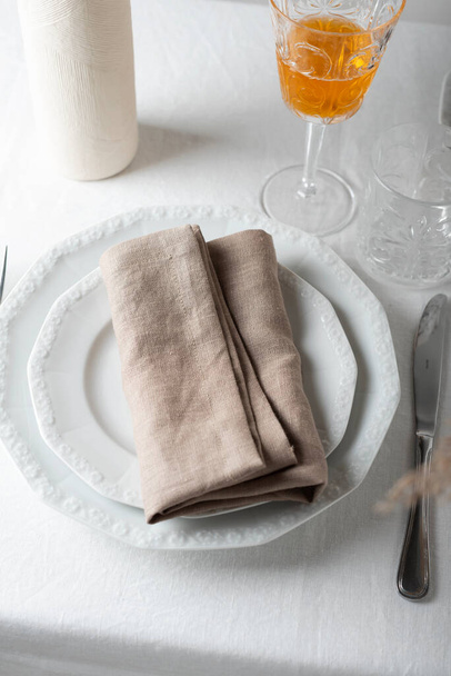 Table decor concept, linen white tablecloth and beige napkin, selective focus image - Photo, image