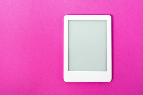 Lettore di ebook su sfondo rosa - Foto, immagini