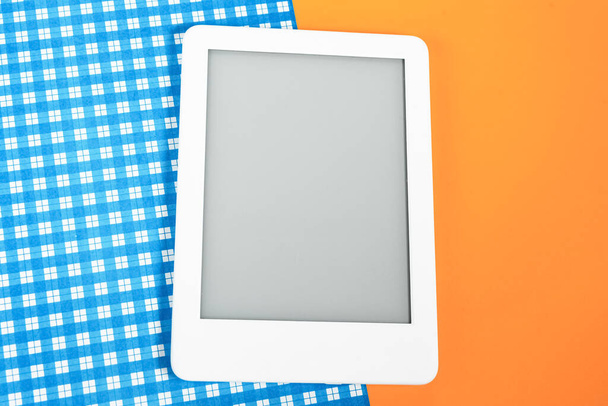 Lettore di ebook su sfondo giallo e blu - Foto, immagini
