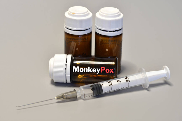 MonkeyPox-Virus. Spritze und Impfstoff. Behandlung für neue Virus-Affenpocken. - Foto, Bild