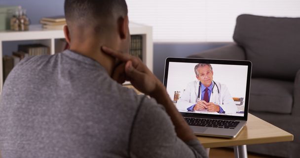 Paciente negro conversando com o médico no laptop
 - Foto, Imagem