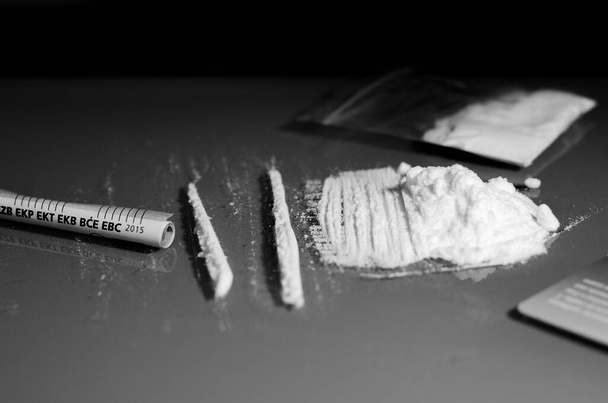Cocaïne verdeeld in strips, klaar om te worden gesnoven door een onbepaalde persoon die drugsverslaving problemen heeft.Hoge kwaliteit foto - Foto, afbeelding