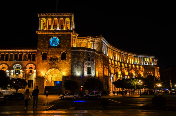 Regierungsgebäude mit Uhrturm am Platz der Republik in der Nacht. Jerewan, Armenien. - Foto, Bild