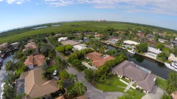 Antennenvideo Häuser am Wasser in Korallengiebel Florida - Filmmaterial, Video