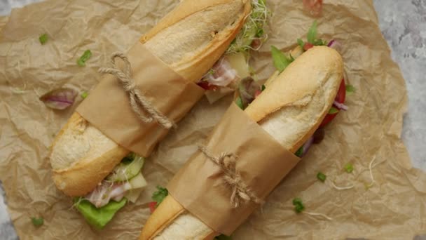 Ízletes házi szendvicsek Baguettes különböző egészséges összetevőket. Reggeli elvenni koncepció - Felvétel, videó