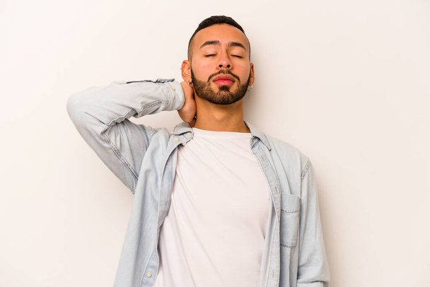 Young hispanic man isolated on white background massaging elbow, suffering after a bad movement. - Photo, Image