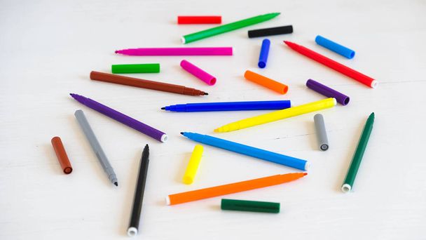 Bolígrafos de fieltro multicolores sobre fondo blanco
. - Foto, imagen
