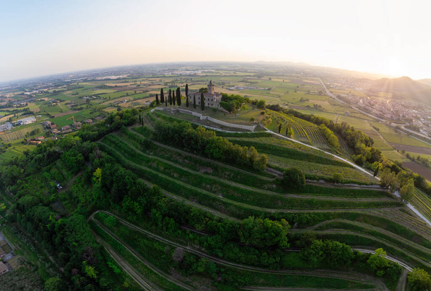 緑の丘、グサゴ、ベルガモ、イタリアに建てられた古代の要塞のドローンからの空中映像 - 写真・画像